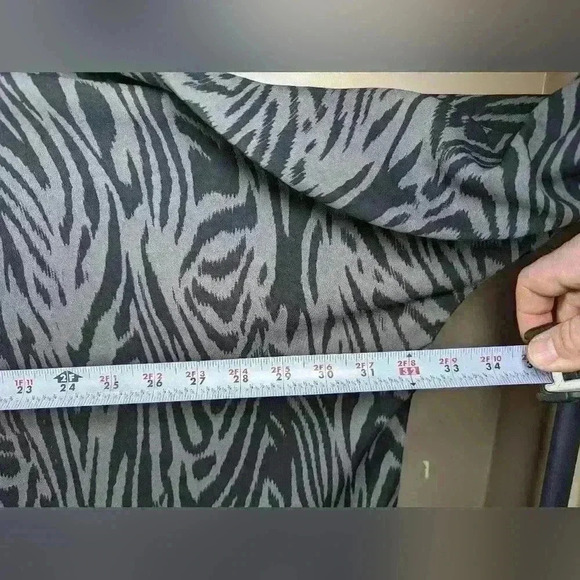 Torrid Women's Harper Georgette Pull Over 3/4 Sleeve Blouse - Full Button Size 4 - Picture 4 of 7